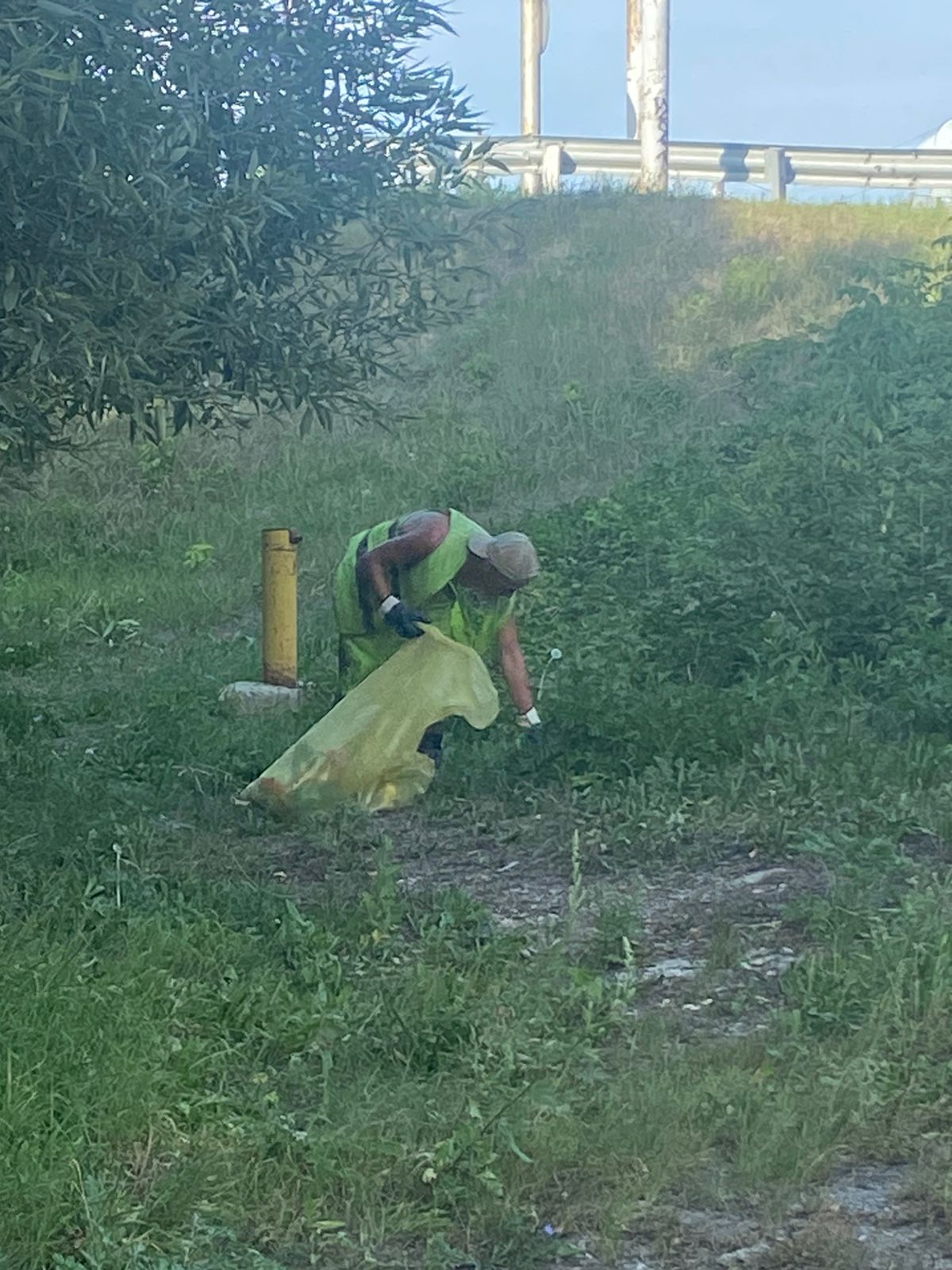 Уборка мусора на мостах, путепроводах и в подмостовой зоне (работа санитарного патруля)