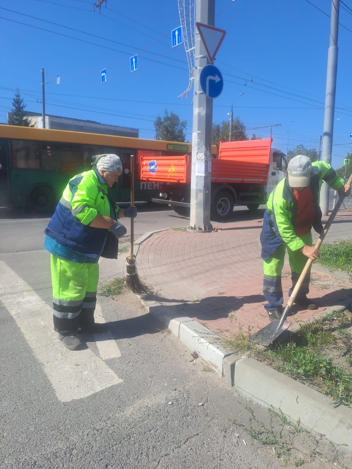 Ручная уборка прилотковой части дороги по ул. Терновского