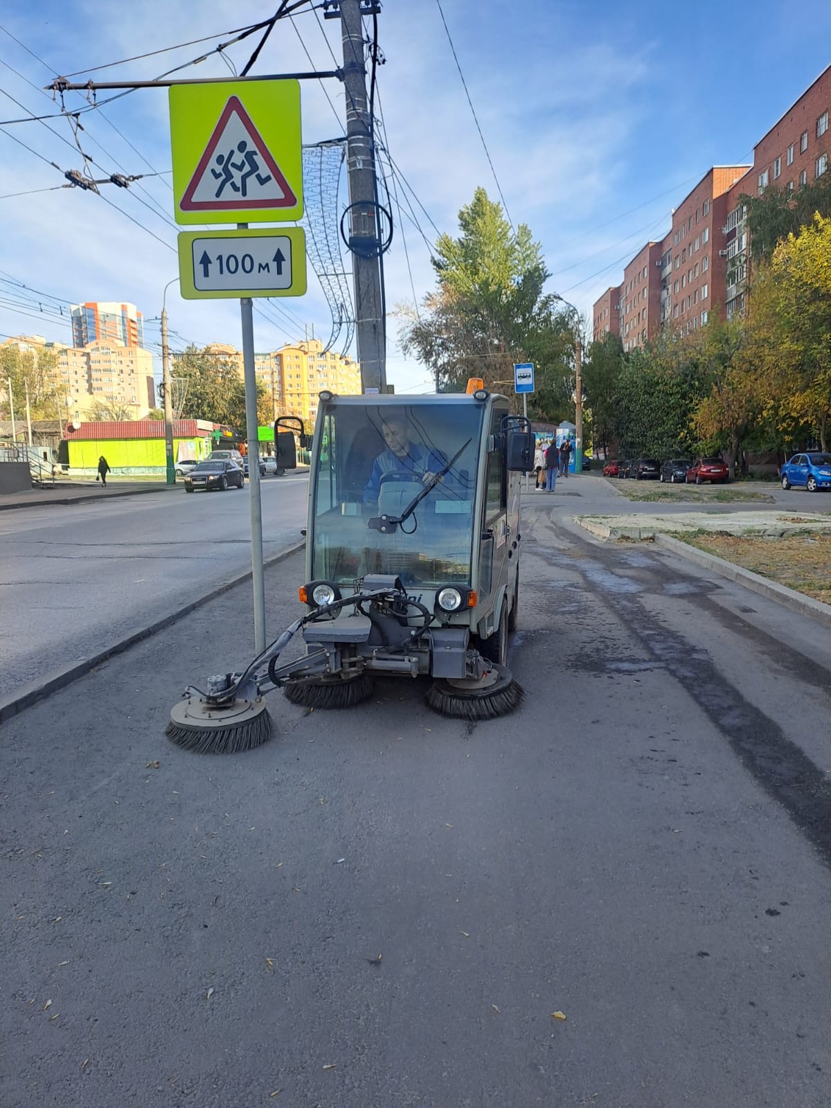 Механизированное подметание тротуара по ул. Калинина