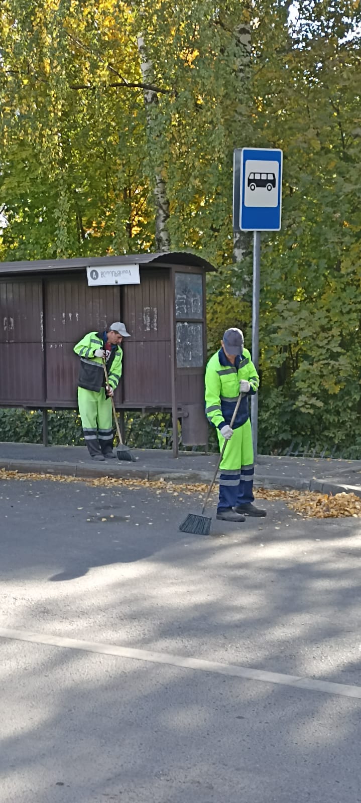 Подметание площадок остановочных павильонов по ул. Водопьянова