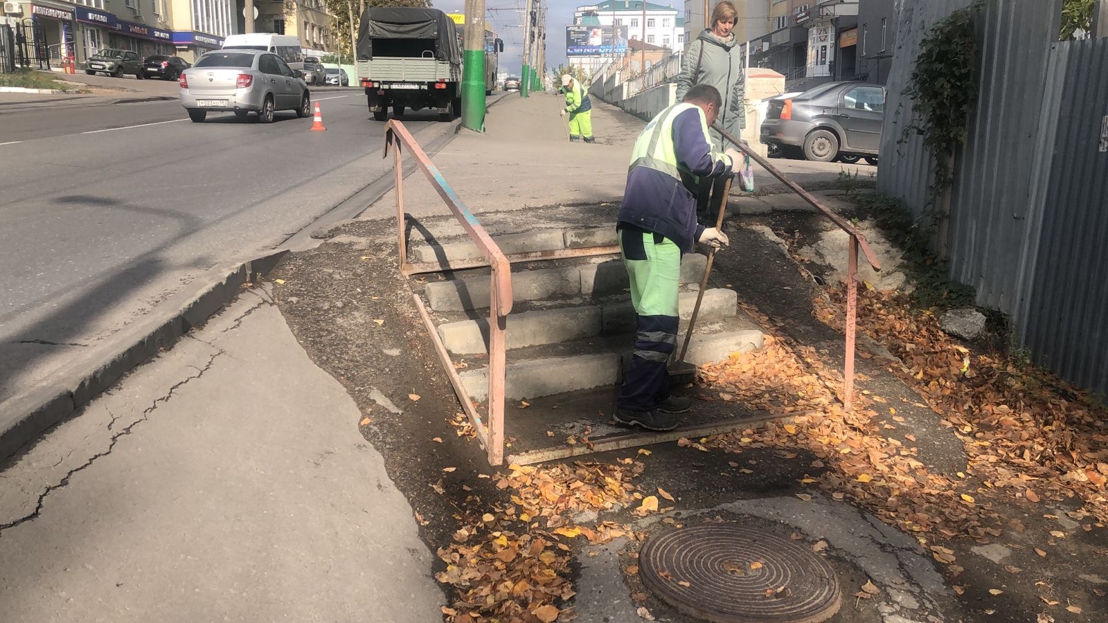 Уборка от листьев лестницы по ул. Калинина