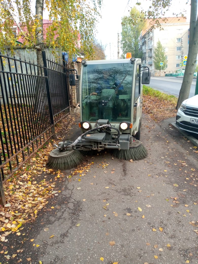 Механизированное подметание тротуара по ул. Красной