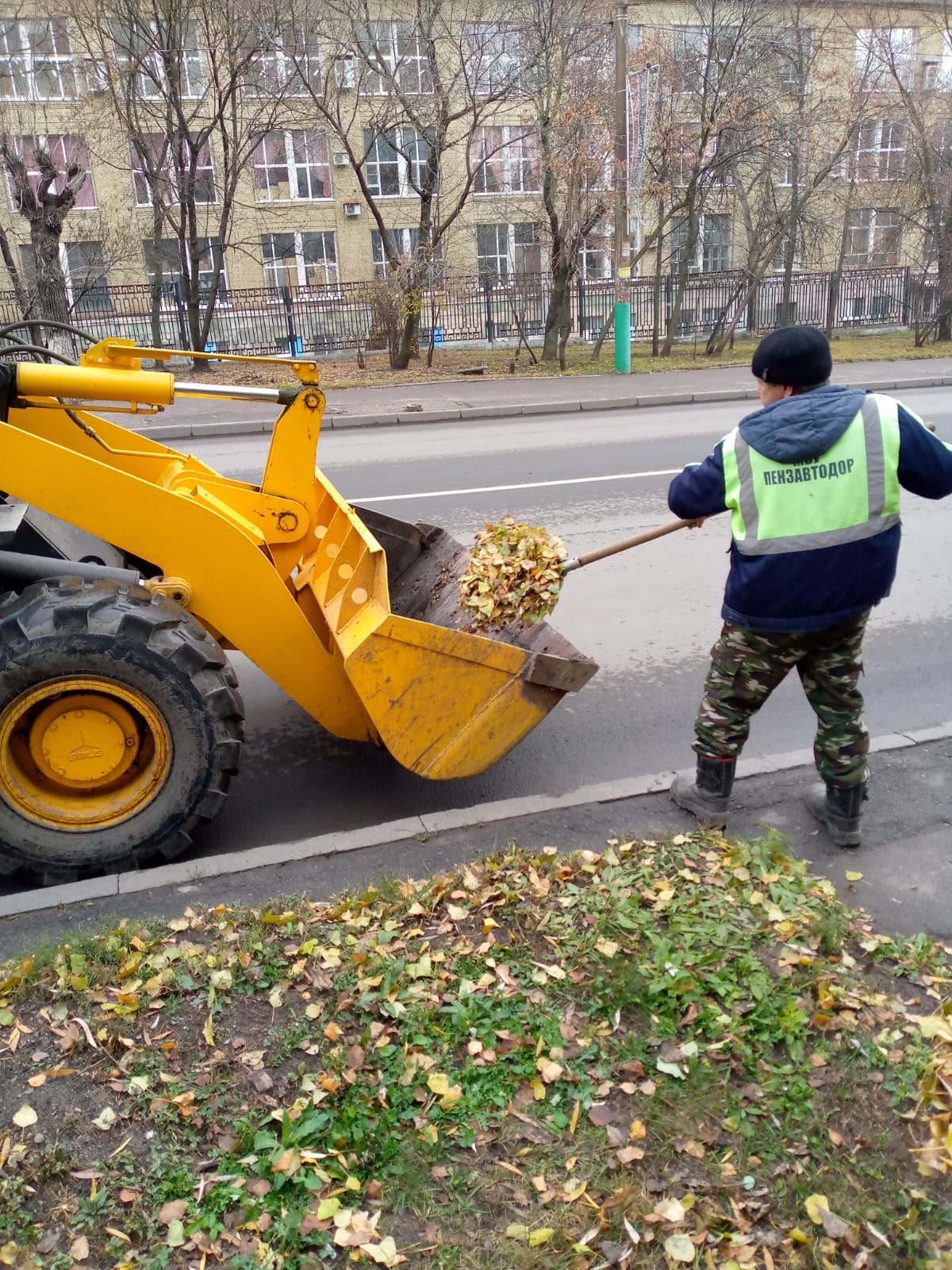 Уборка листвы по ул. Калинина
