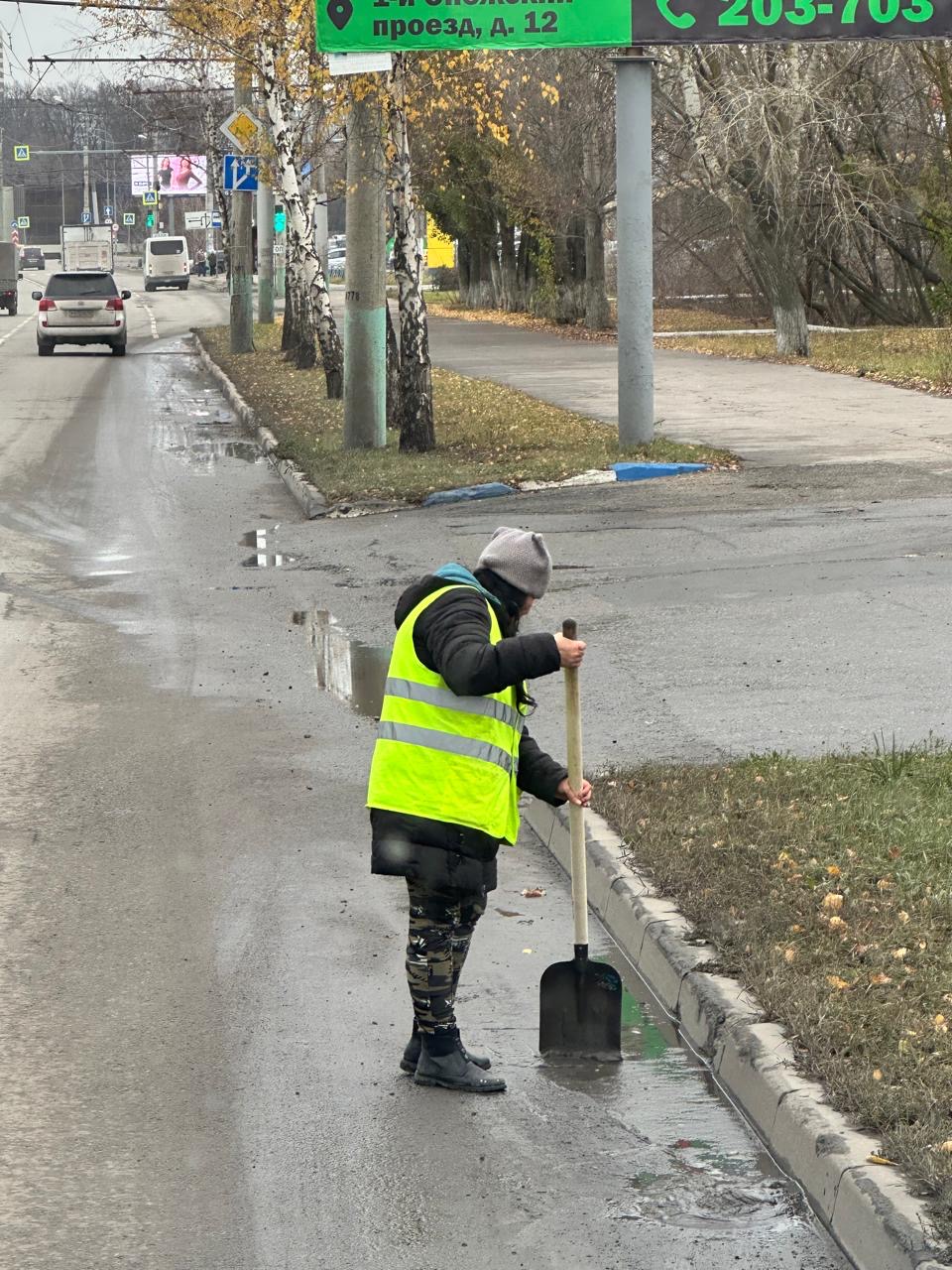 Ручная уборка прилотковой части дороги по проспекту Строителей