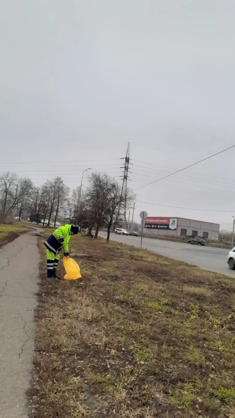 Сбор мусора на газонах, в парках и скверах города (работа санитарного патруля)