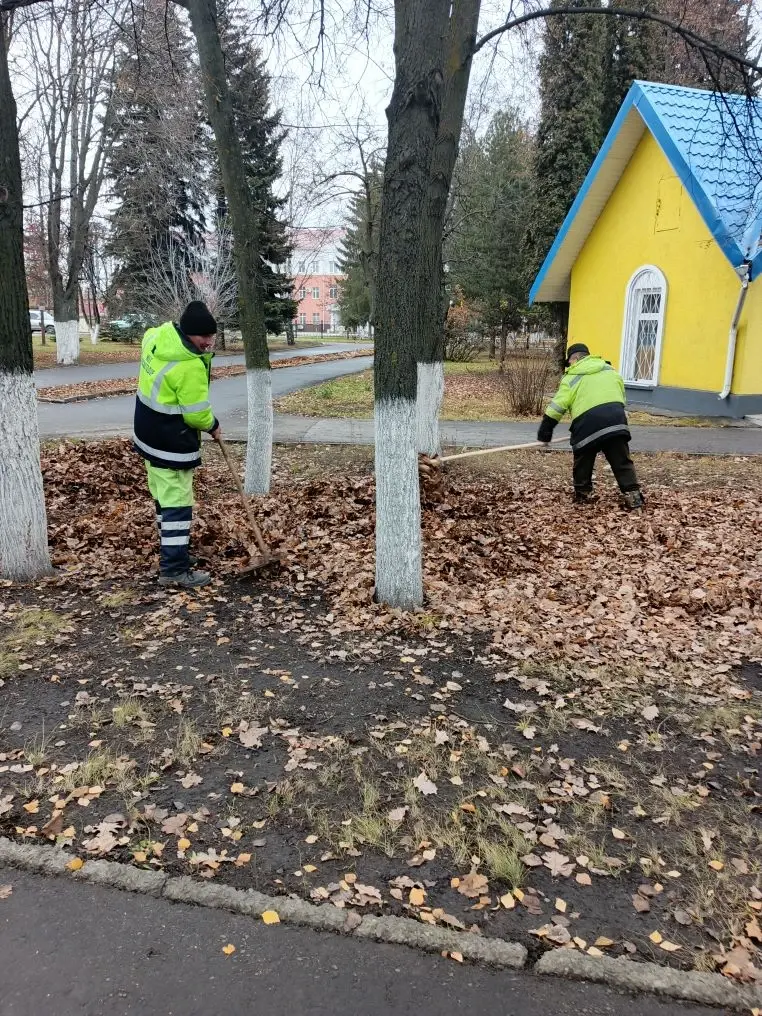 Уборка листвы в сквере Пионерский