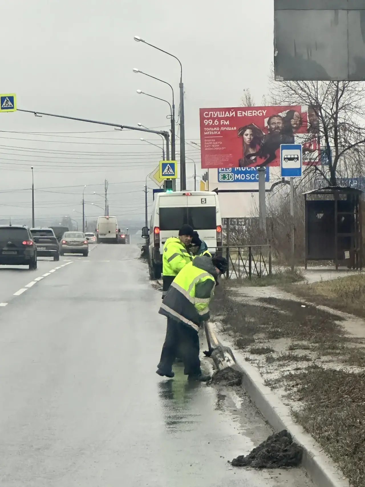 Ручная уборка прилотковой части дороги по ул. Аустрина