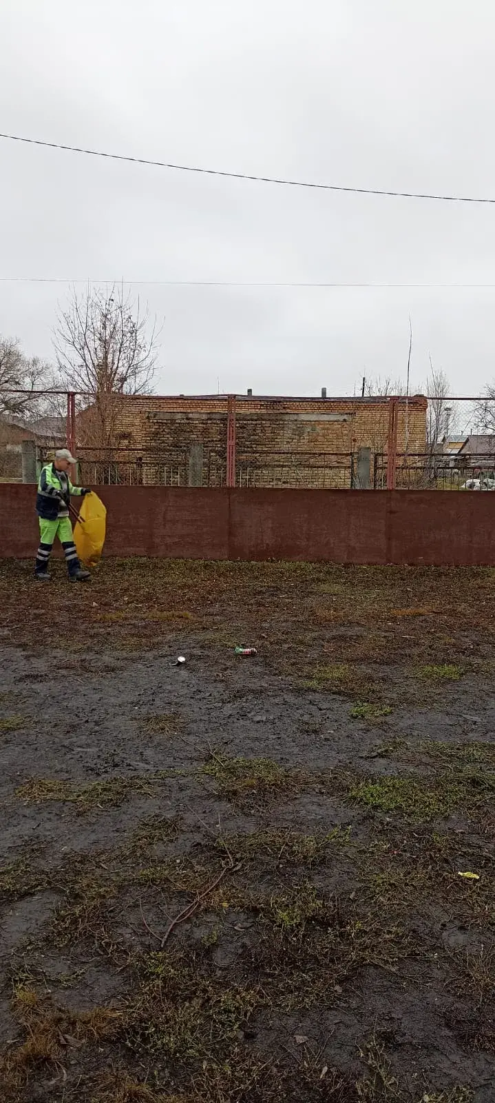 Уборка мусора на хоккейной площадке по ул. Межрайонная