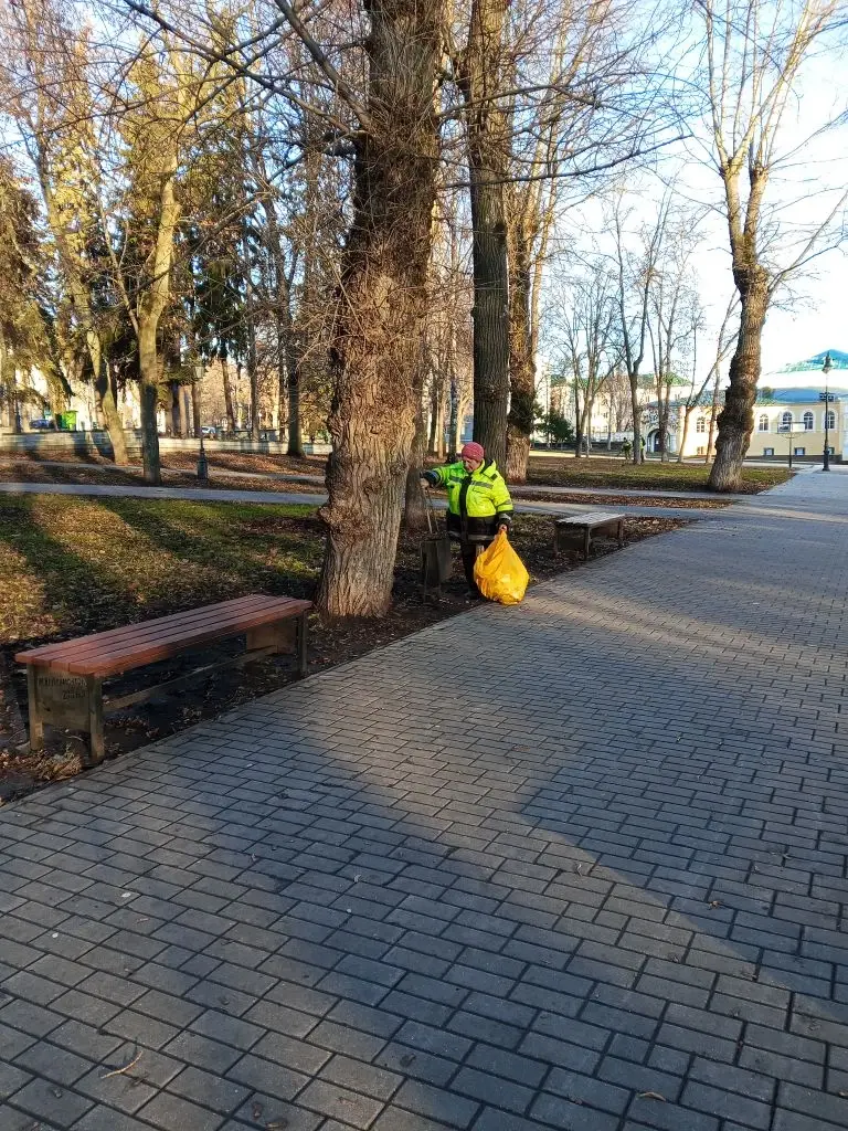 Уборка листвы и мусора в сквере Лермонтова
