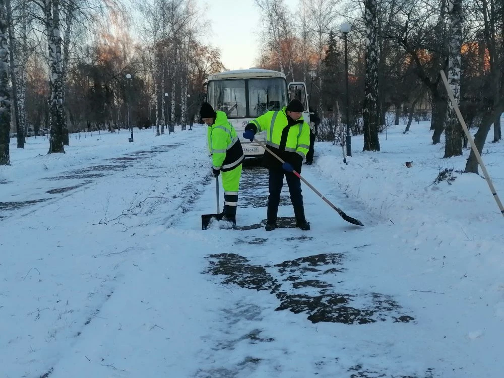 Очистка от снега сквера Дружбы