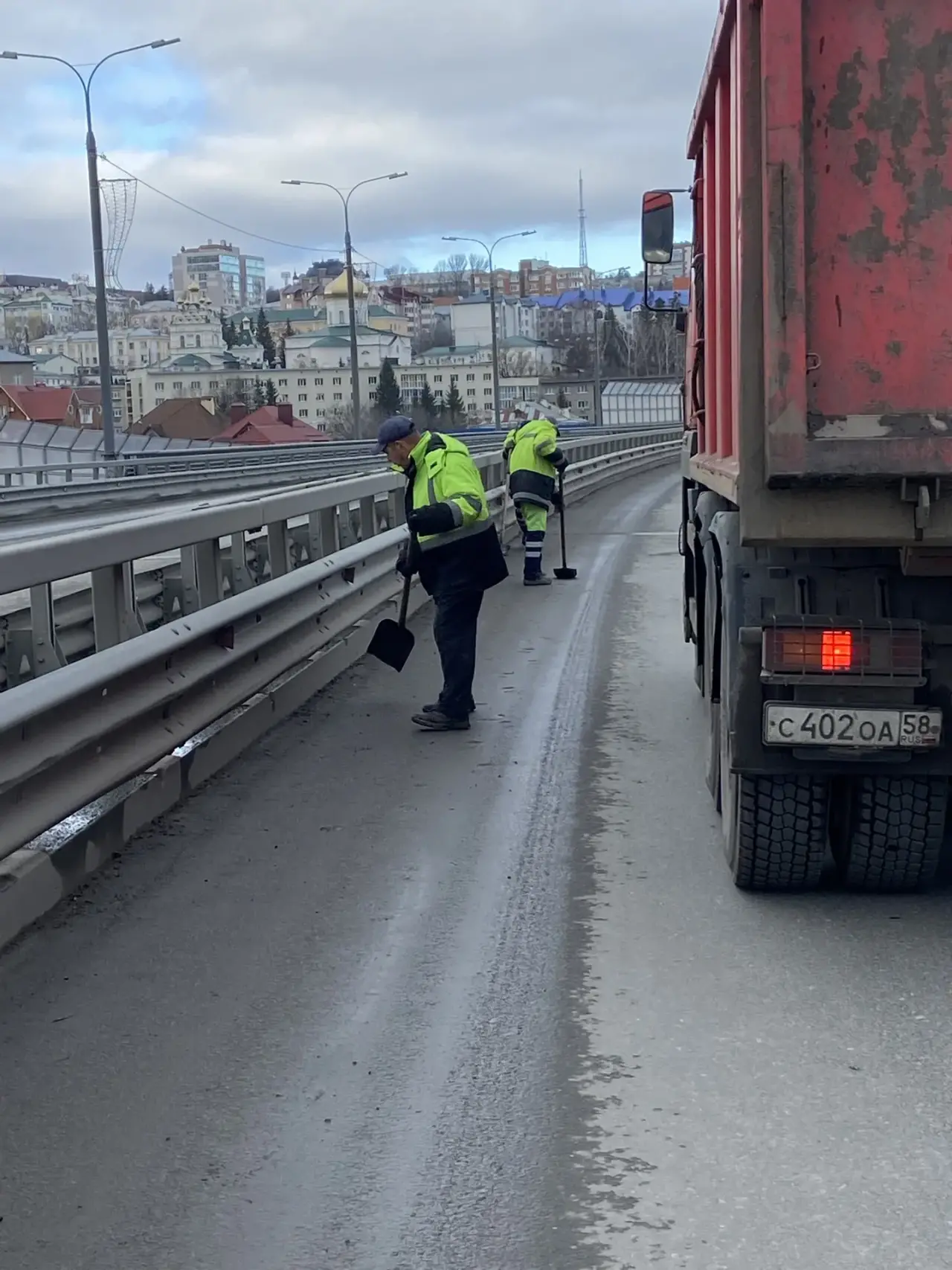 Уборка прилотковой части моста по ул. Измайлова