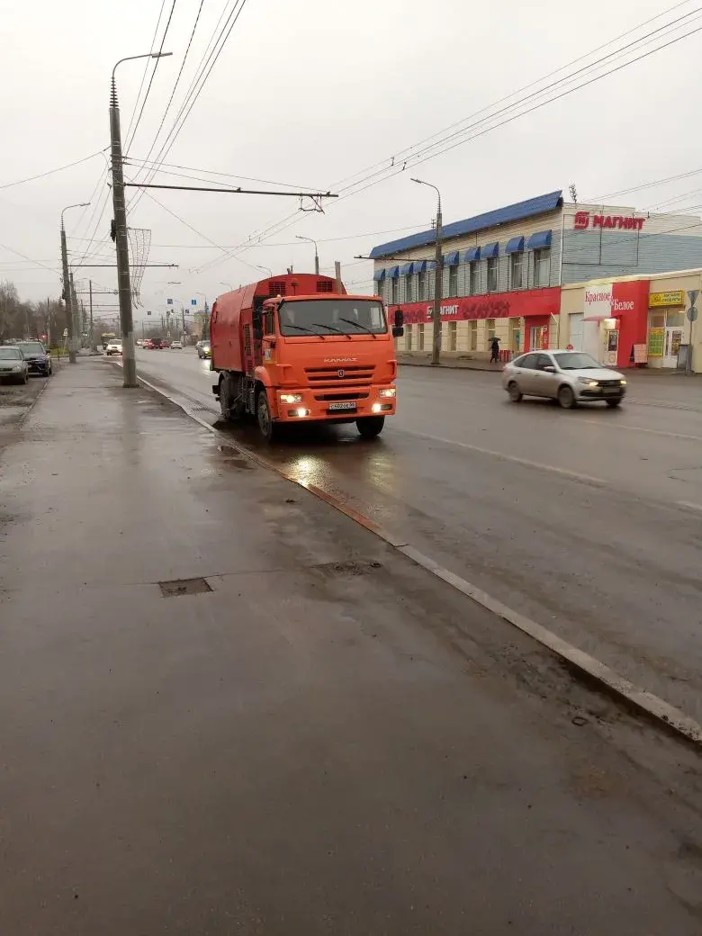 Механизированная и ручная уборка прилотковой части дороги по ул. Терновского