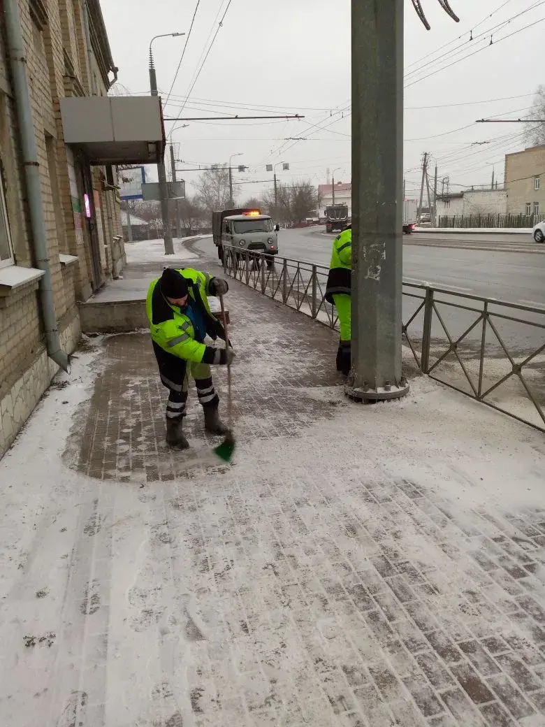 Механизированная и ручная уборка тротуаров по городу от снега