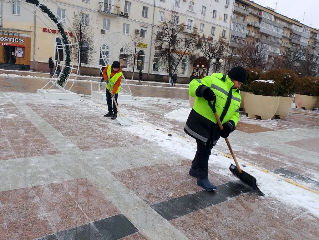 Вывоз снега с площади Ленина