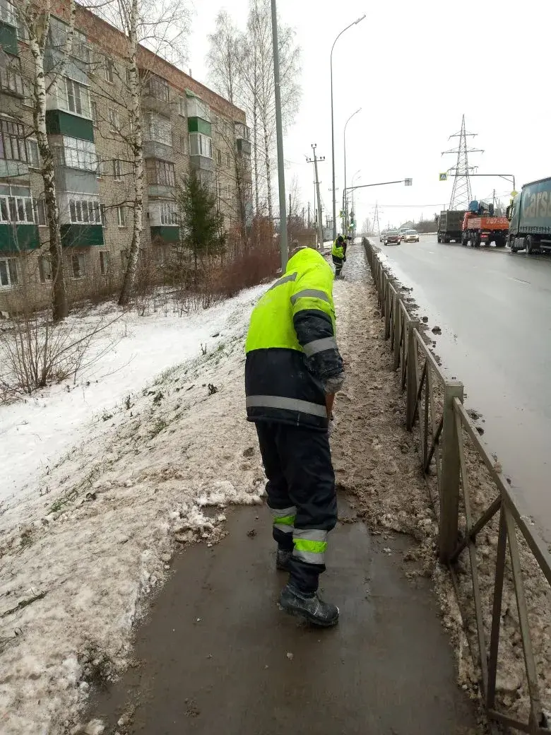 Ручная очистка от снега тротуара по ул. Бурмистрова