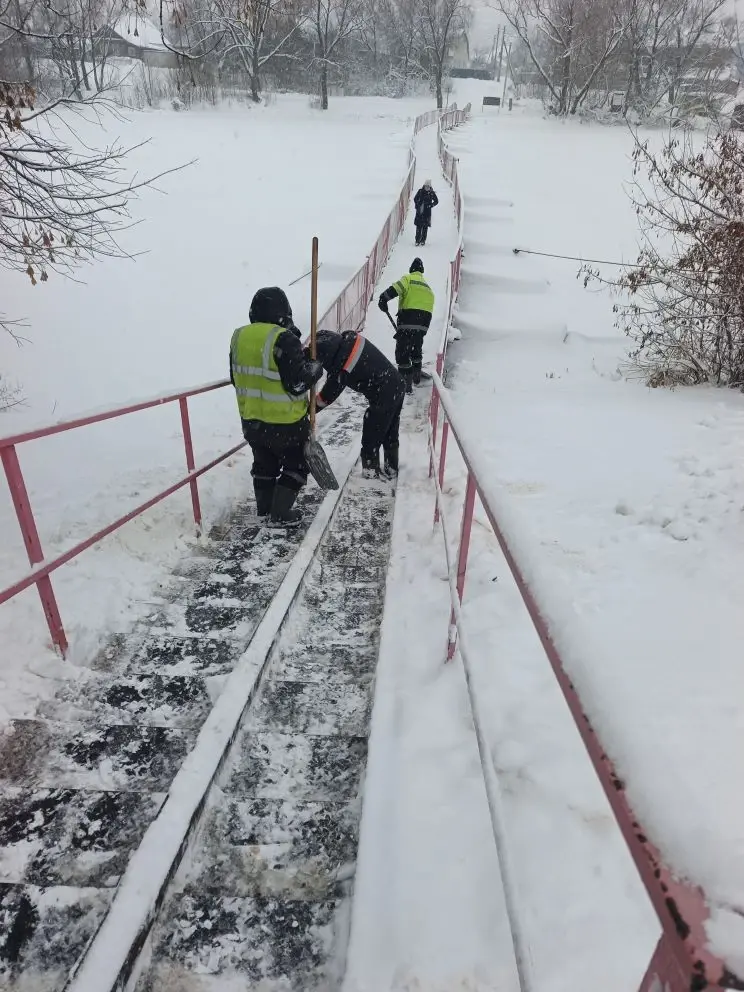 Очистка от снега пешеходного понтонного перехода Пенза-3 — остров Пески