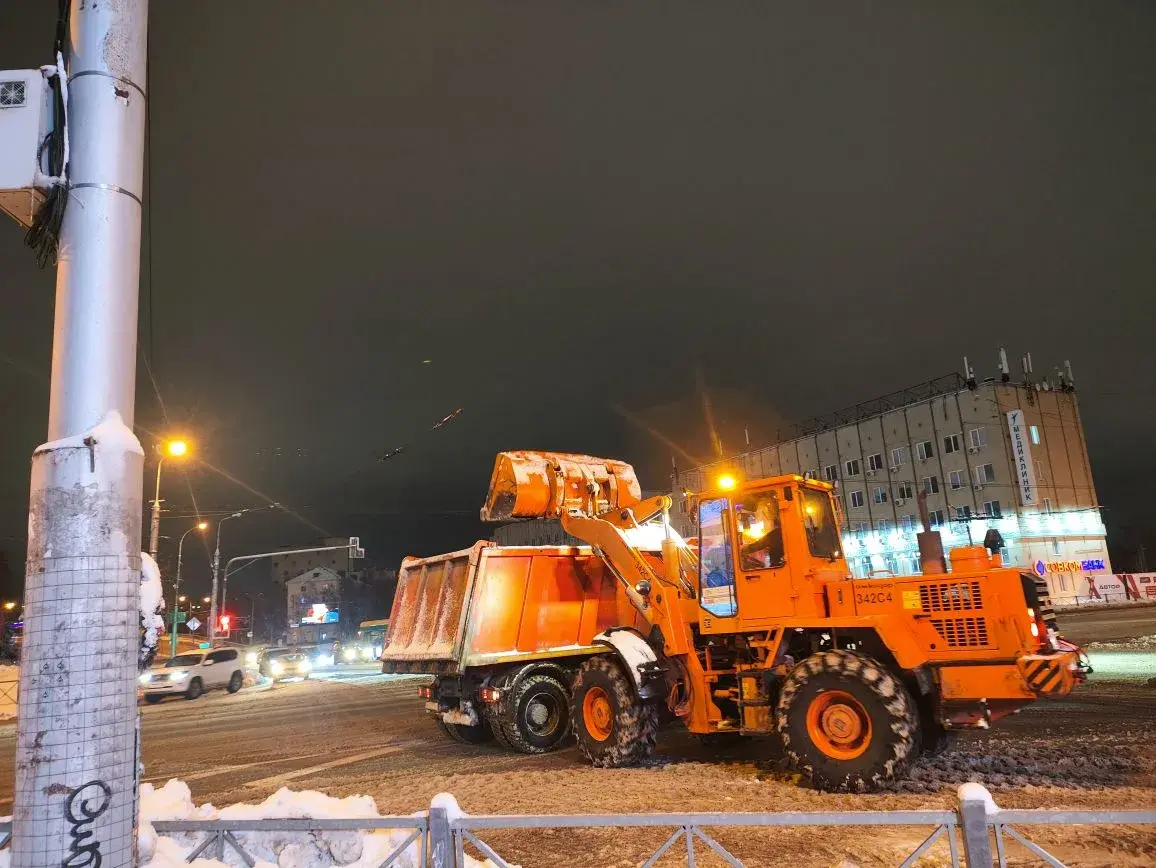 Погрузка и вывоз снега с ул. Суворова