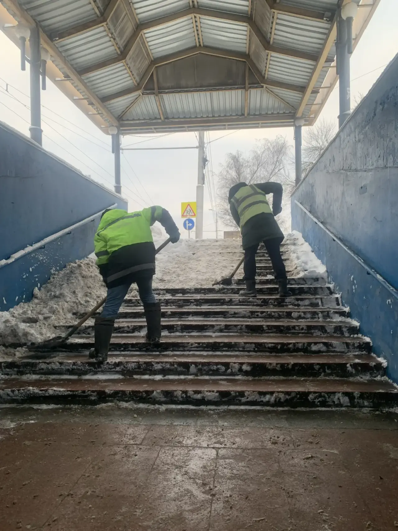 Очистка от снега подземного пешеходного перехода по Проспекту Победы