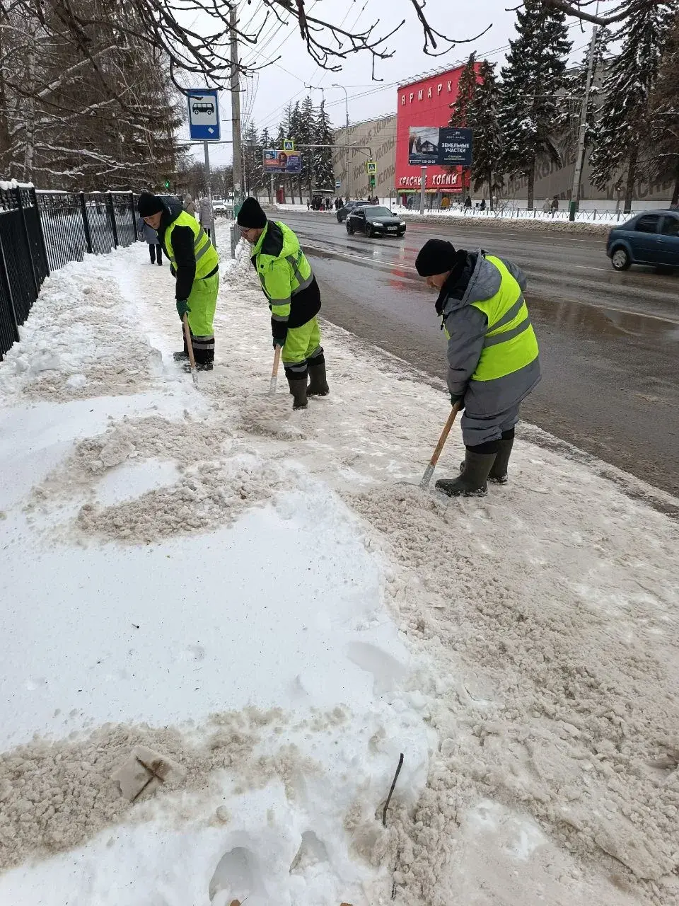 Ручная очистка тротуара от снега по ул. Суворова