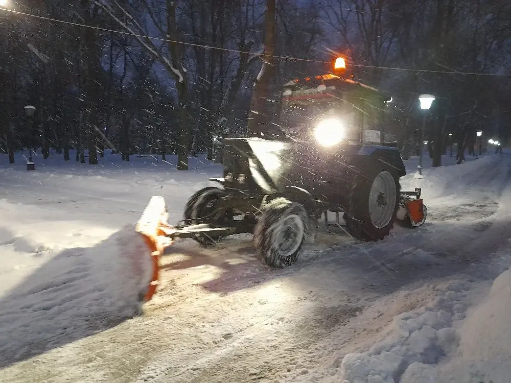 Очистка от снега Соборной площади