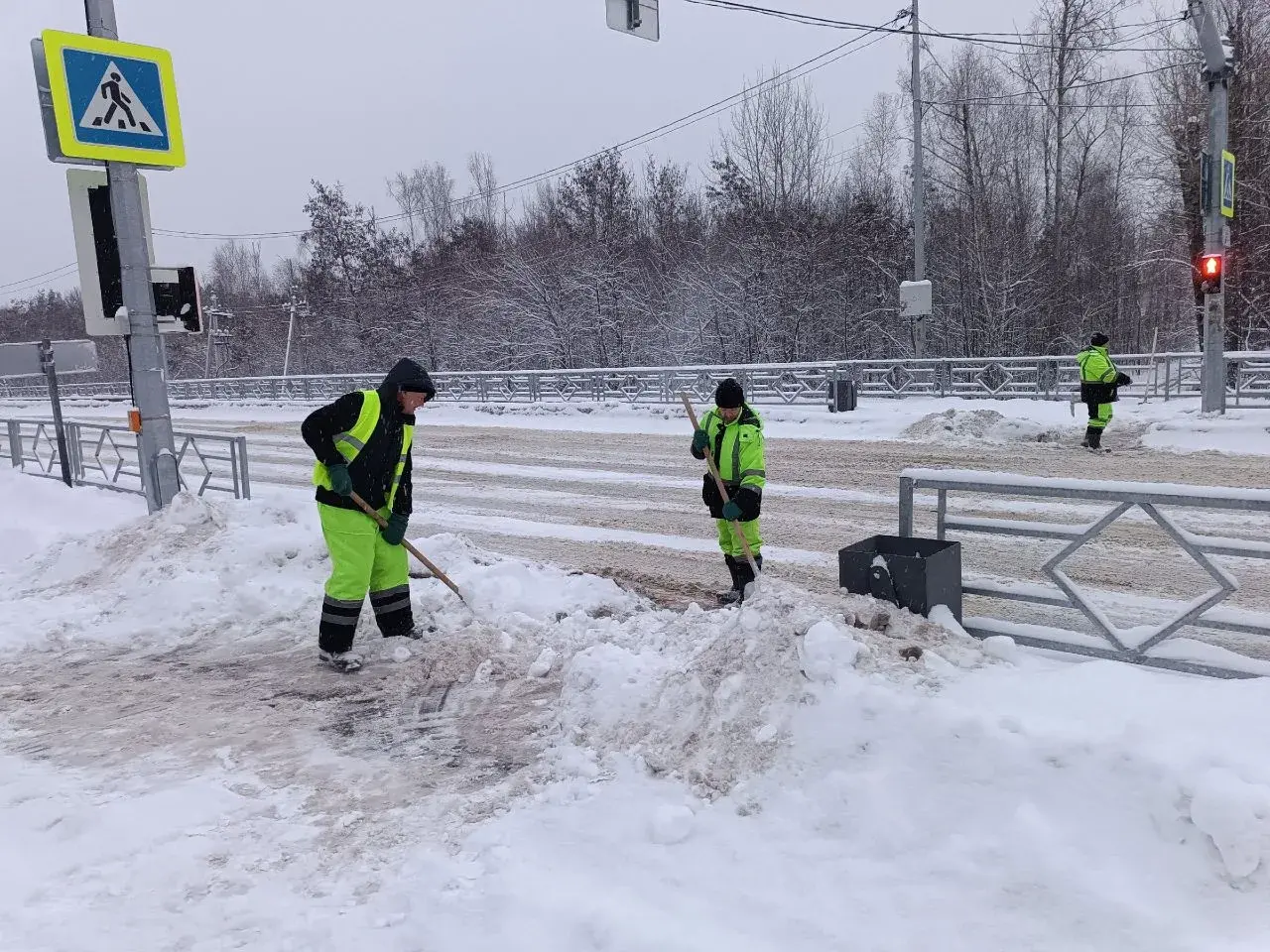 Расчистка от снега пешеходных переходов по городу