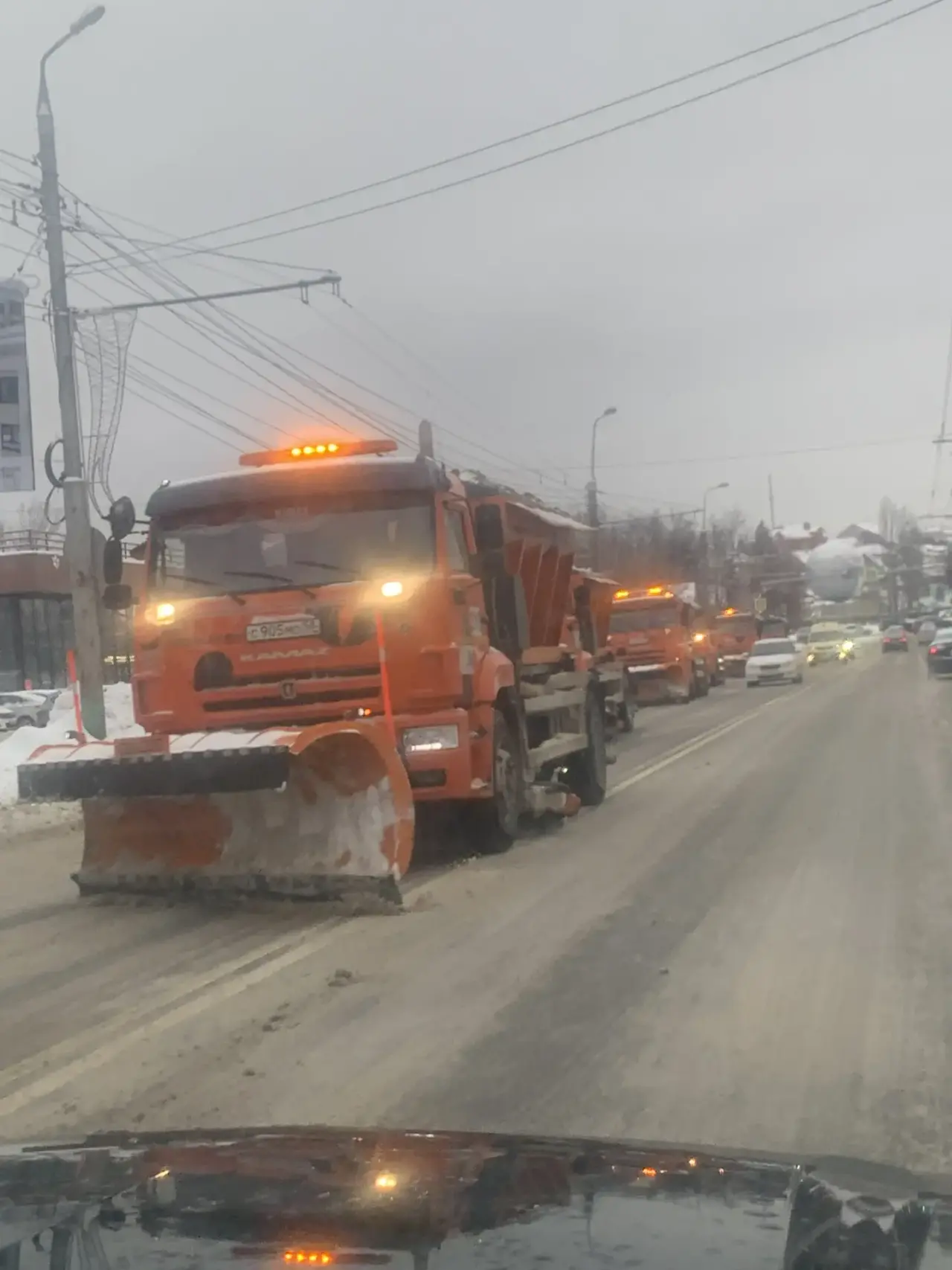 Очистка снега плужно — щеточными снегоочистителями по ул. Кирова, Суворова