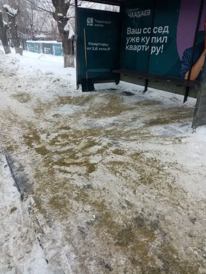 Расчистка посадочных площадок от снега и обработка противогололедными материалами