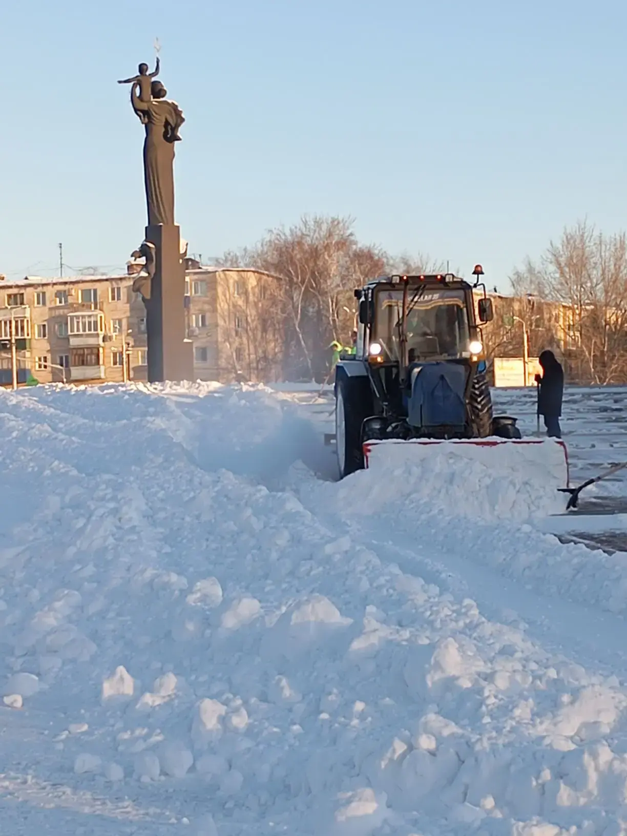 Очистка снега в сквере у памятника Боевой и Трудовой Славы
