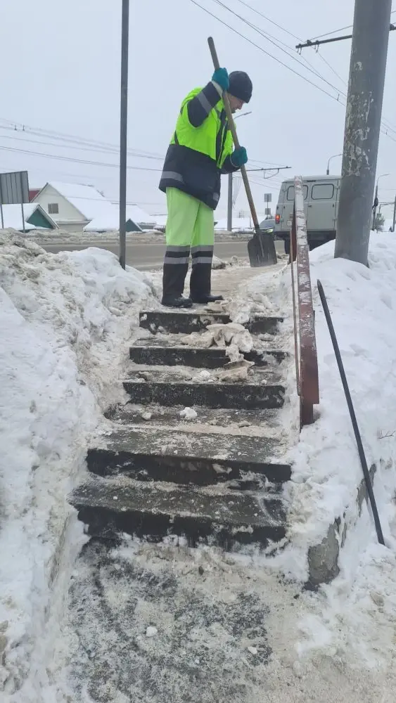 Очистка от снега лестничных маршей по ул. Терновского