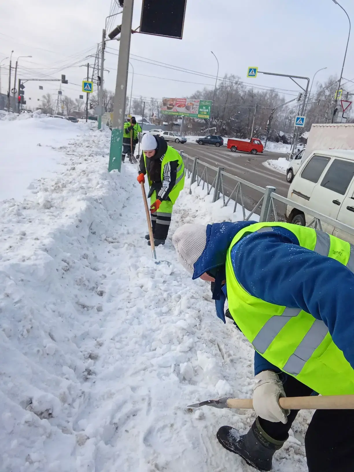 Расчистка от снега тротуара по ул. Воронова