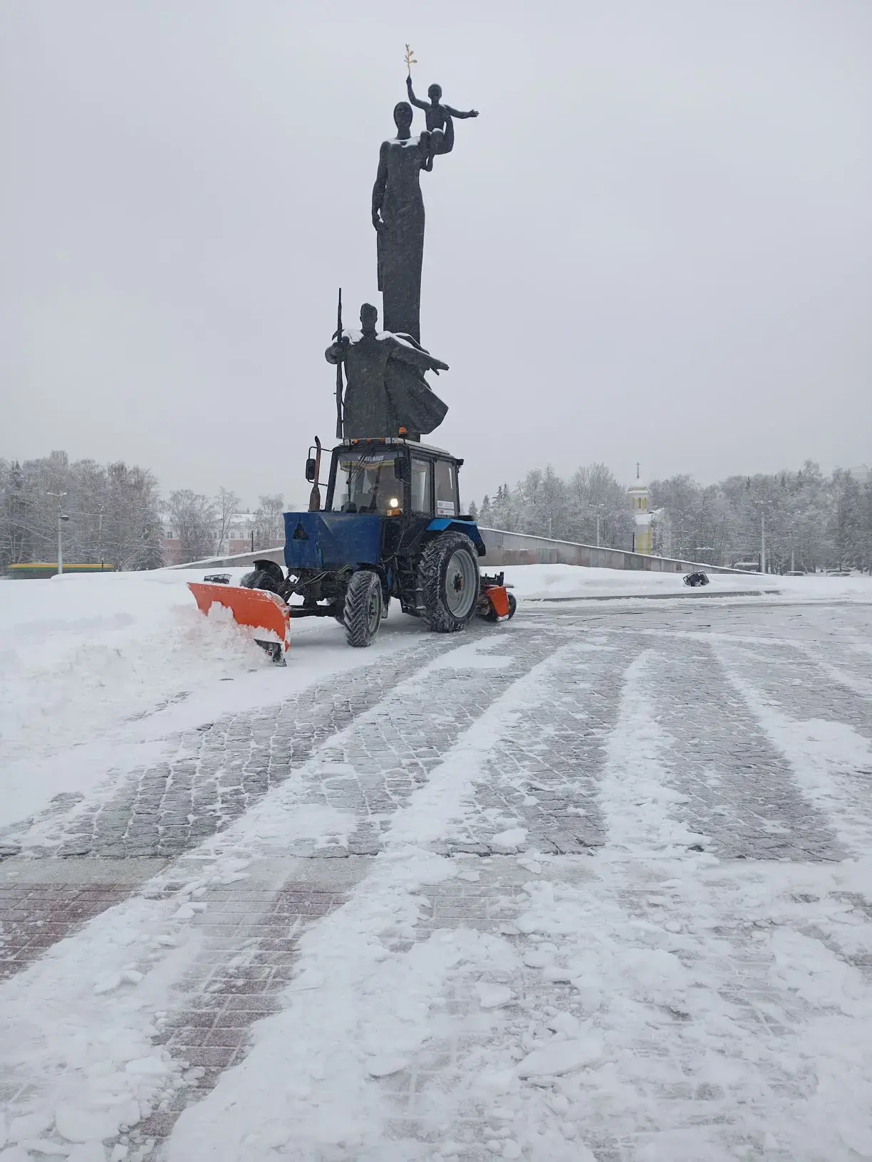 Расчистка снега в сквере у памятнику Боевой и Трудовой Славы