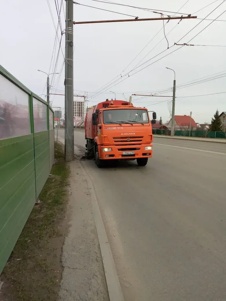Уборка прилотковой зоны вакуумно подметальной машиной по ул. Терновского, Н-Тамбовская