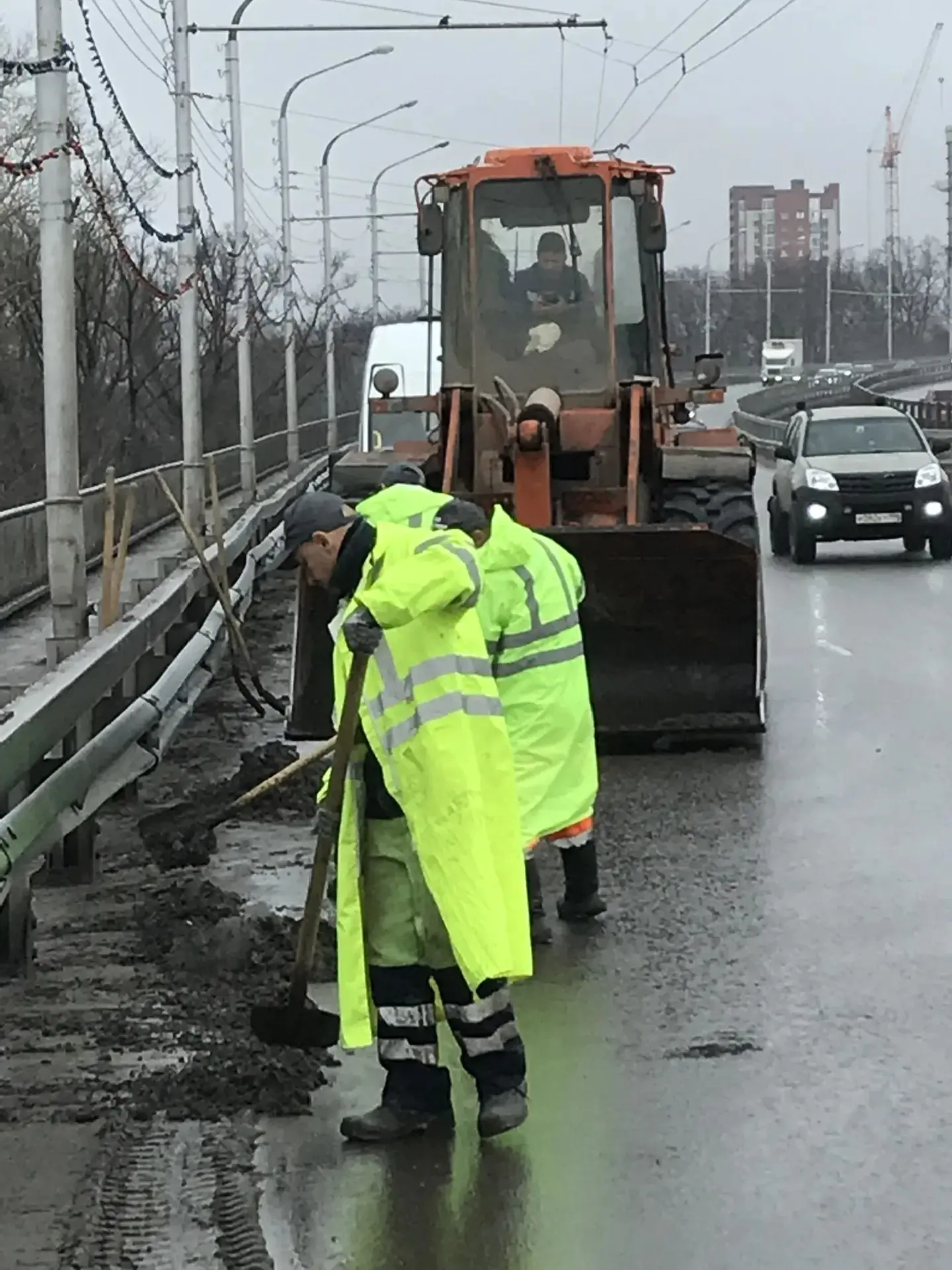 Ручная уборка зимних накоплений из прилотковой части дороги путепровода по ул. 8 Марта