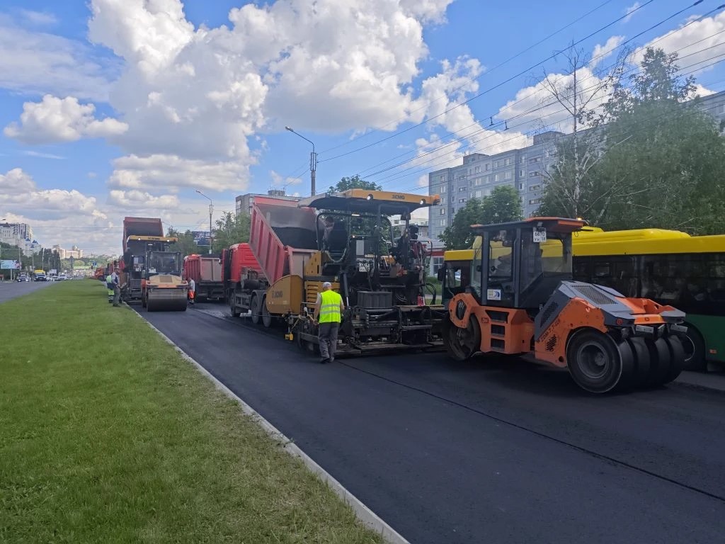 Устройство верхнего слоя асфальтобетонного покрытия дороги по Проспекту Строителей