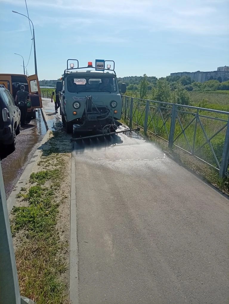Уборка ул. Бутузова (уборка случайного мусора, ручная уборка тротуара, мойка тротуара, мойка прилотковой части дороги)