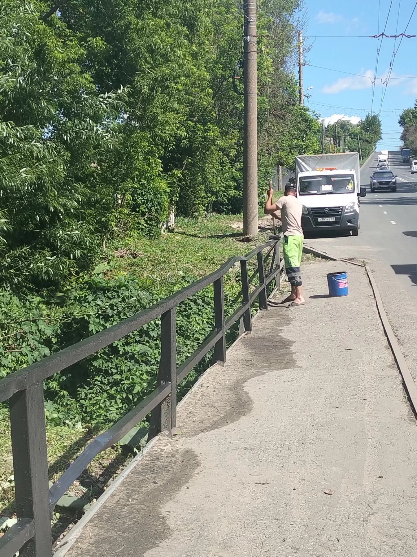 Покраска пешеходного ограждения моста через р. Безымянный по ул. Аустрина