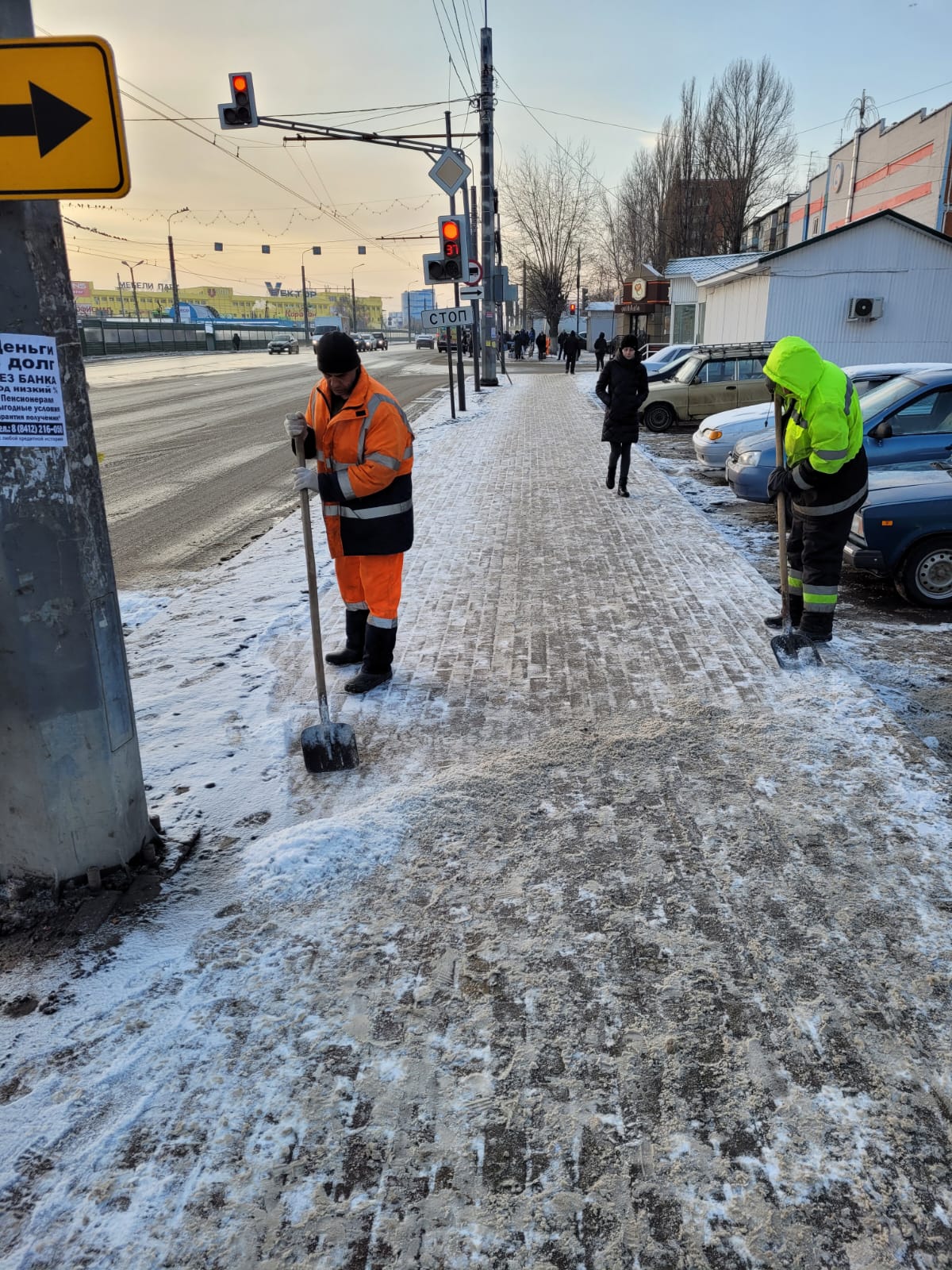 Уборка остановочных площадок, лестниц и тротуаров от снега