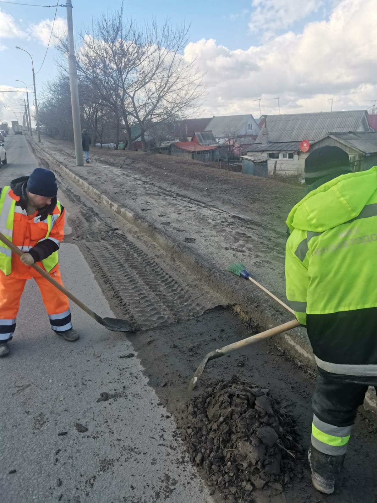 Ручная уборка зимних накоплений с прилотковой части Б.Сурского моста