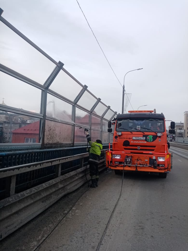 Мойка шумозащитных экранов на мосту по ул. Измайлова и ограждений на мосту по ул. Терновского