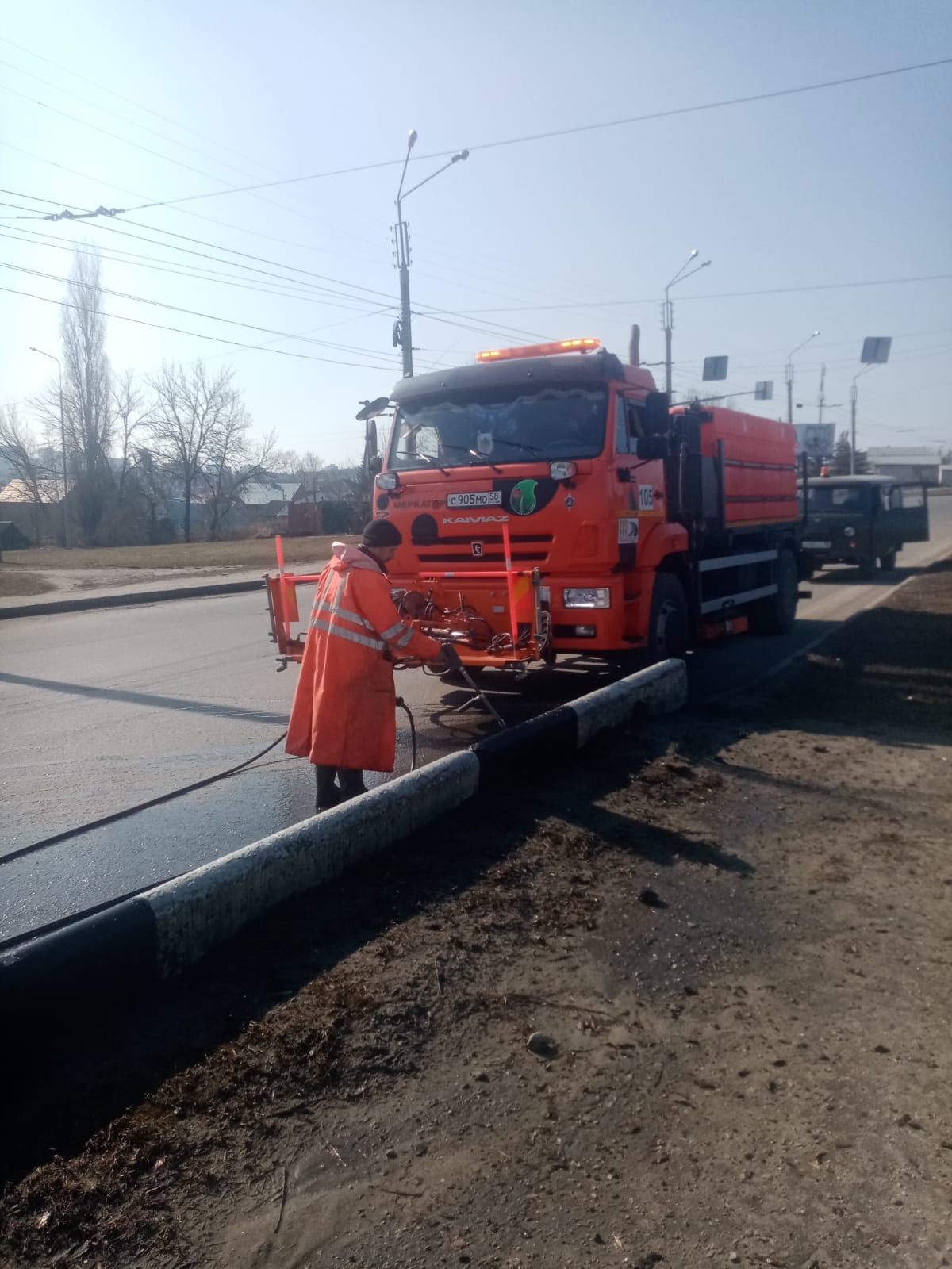 Мойка колесоотбойного бруса на путепроводе по ул.Карпинского