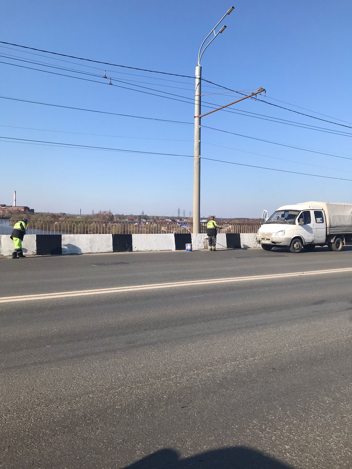 Покраска железобетонного барьерного ограждения на Большом Сурском мосту