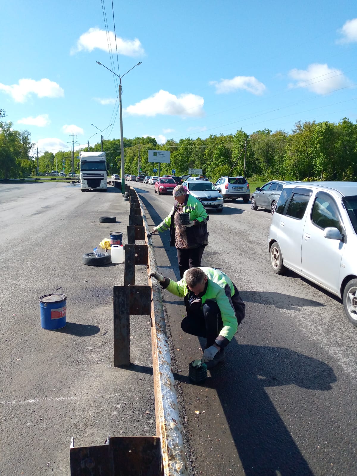 Покраска барьерного ограждения на автодороге-дублер (от автодороги на Валяевку до 1 Окружного проезда)