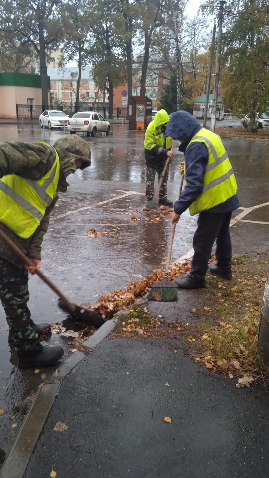 Очистка от мусора и листвы решеток ливневой канализации по городу