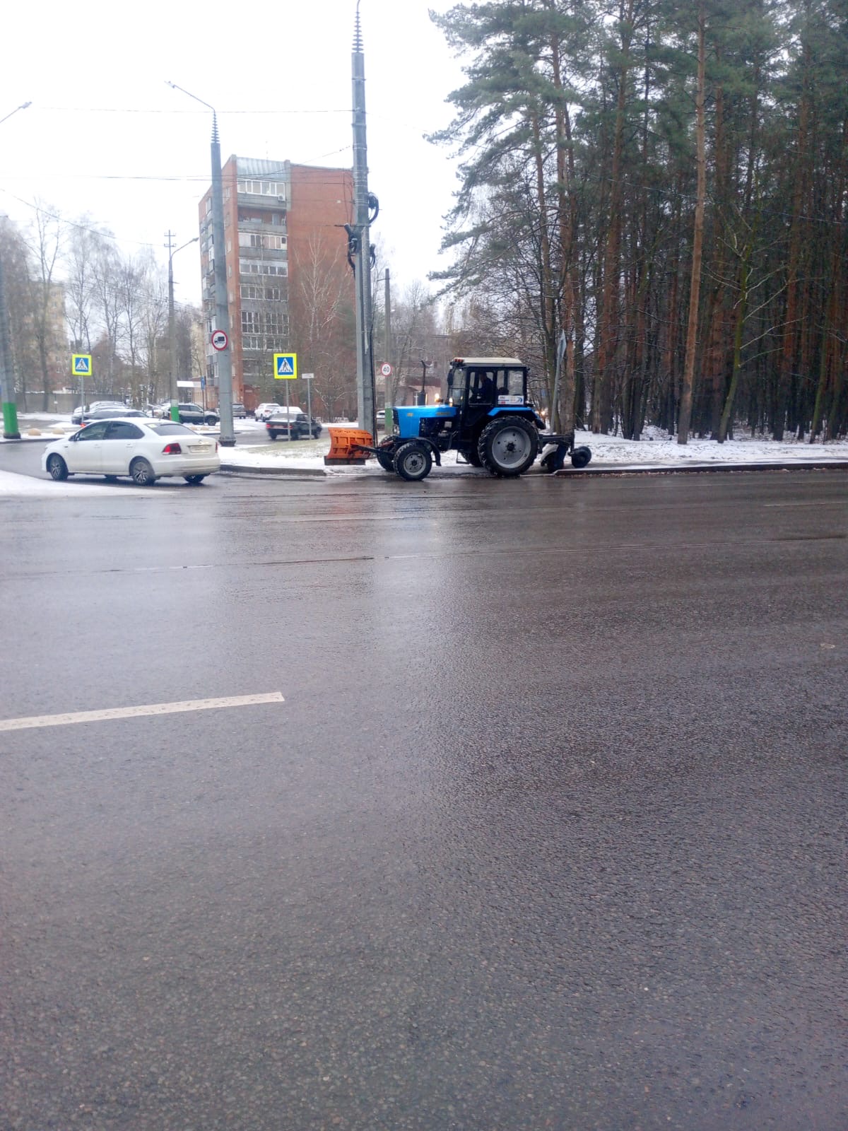 Механизированное подметание и обработка противогололедным материалом тротуара по ул. Окружная