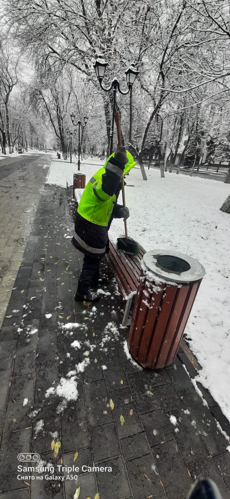 Очистка диванов от снега на бульваре Пушкина