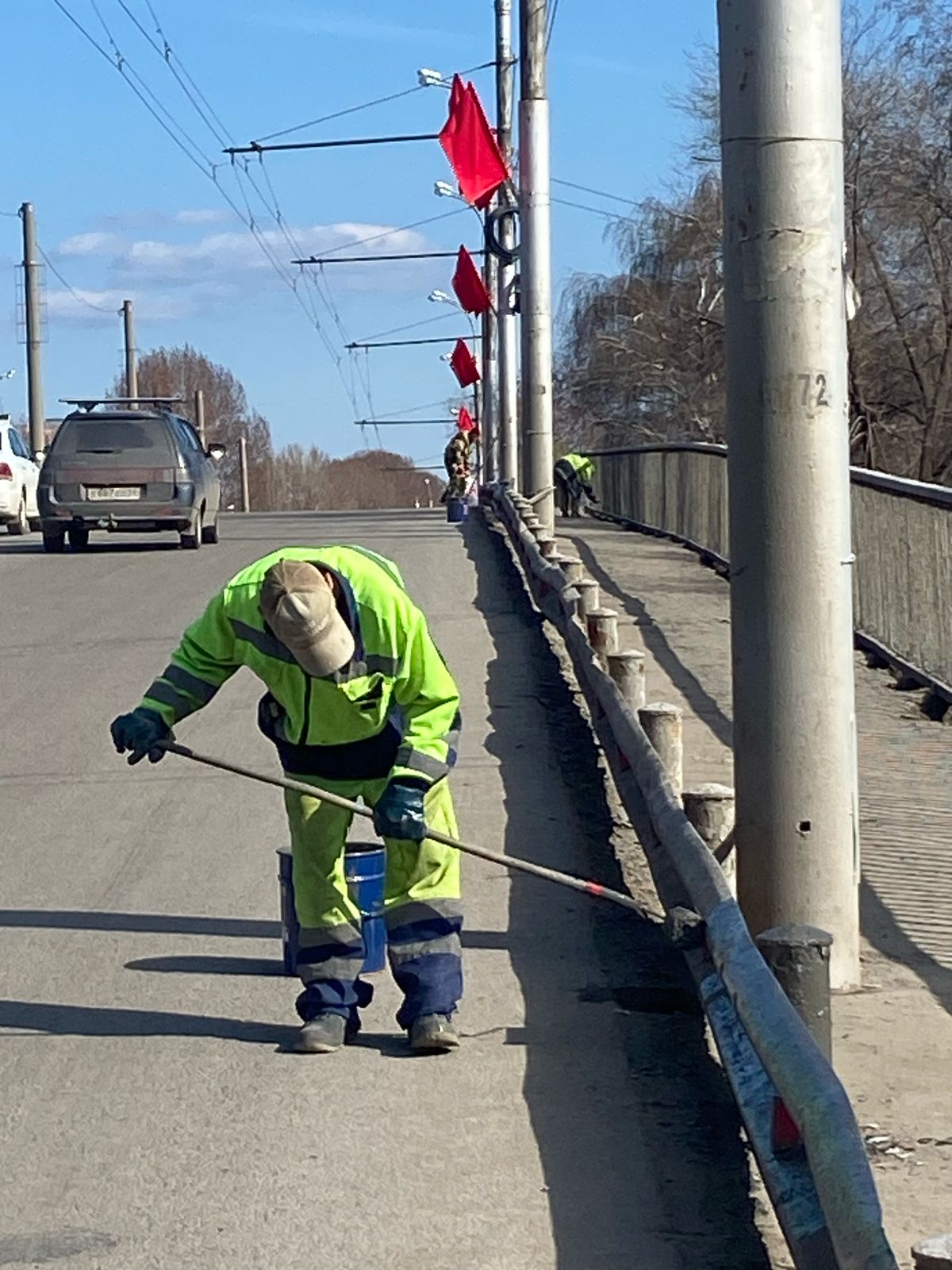 Покраска ограждений безопасности на путепроводе по ул. Луначарского