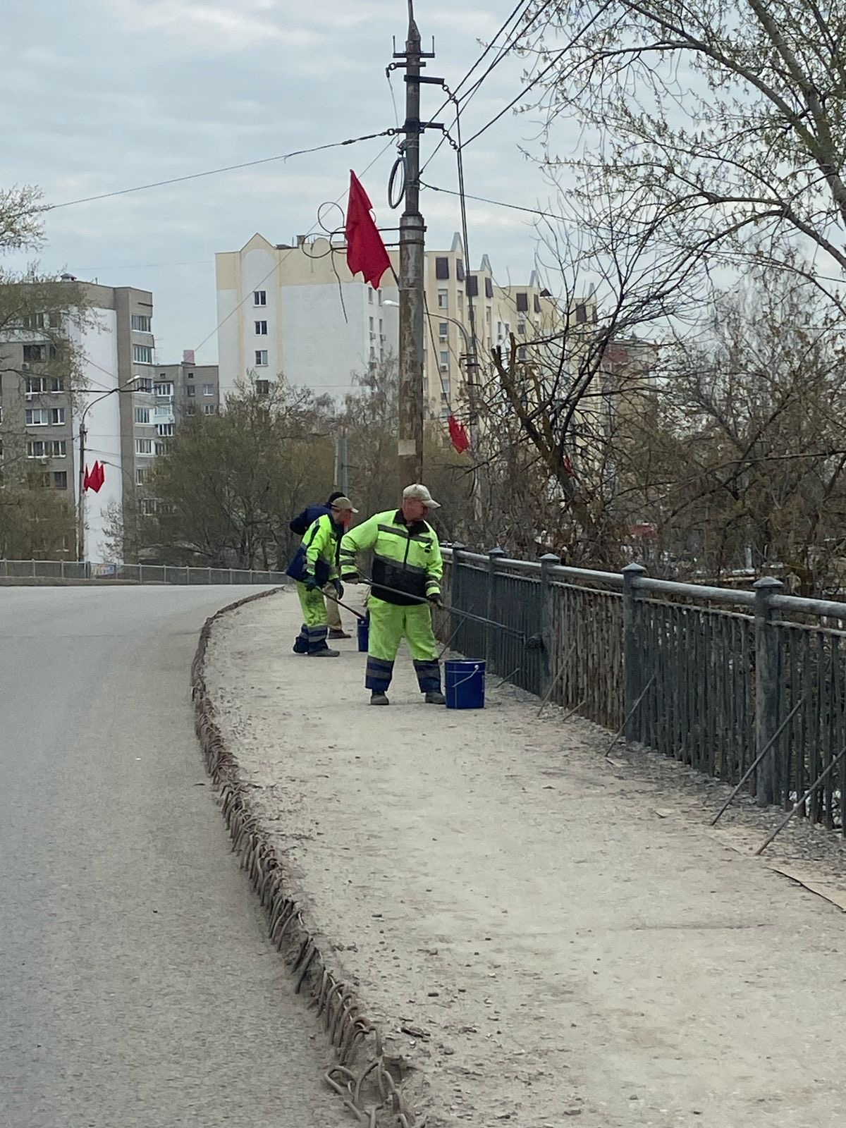 Покраска пешеходных ограждений на путепроводе по ул. Ленина