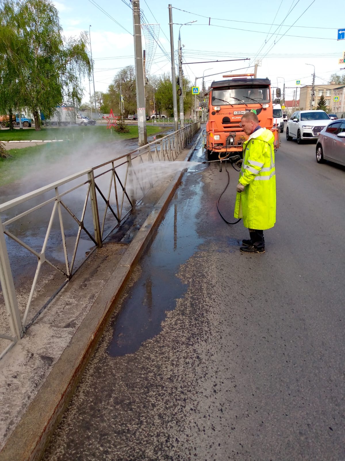 Мойка пешеходных ограждений по ул. Терновского