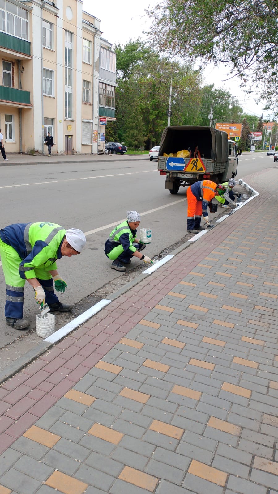 Покраска бортового у остановочных павильонов по ул. Октябрьская, Калинина, Пр. Строителей