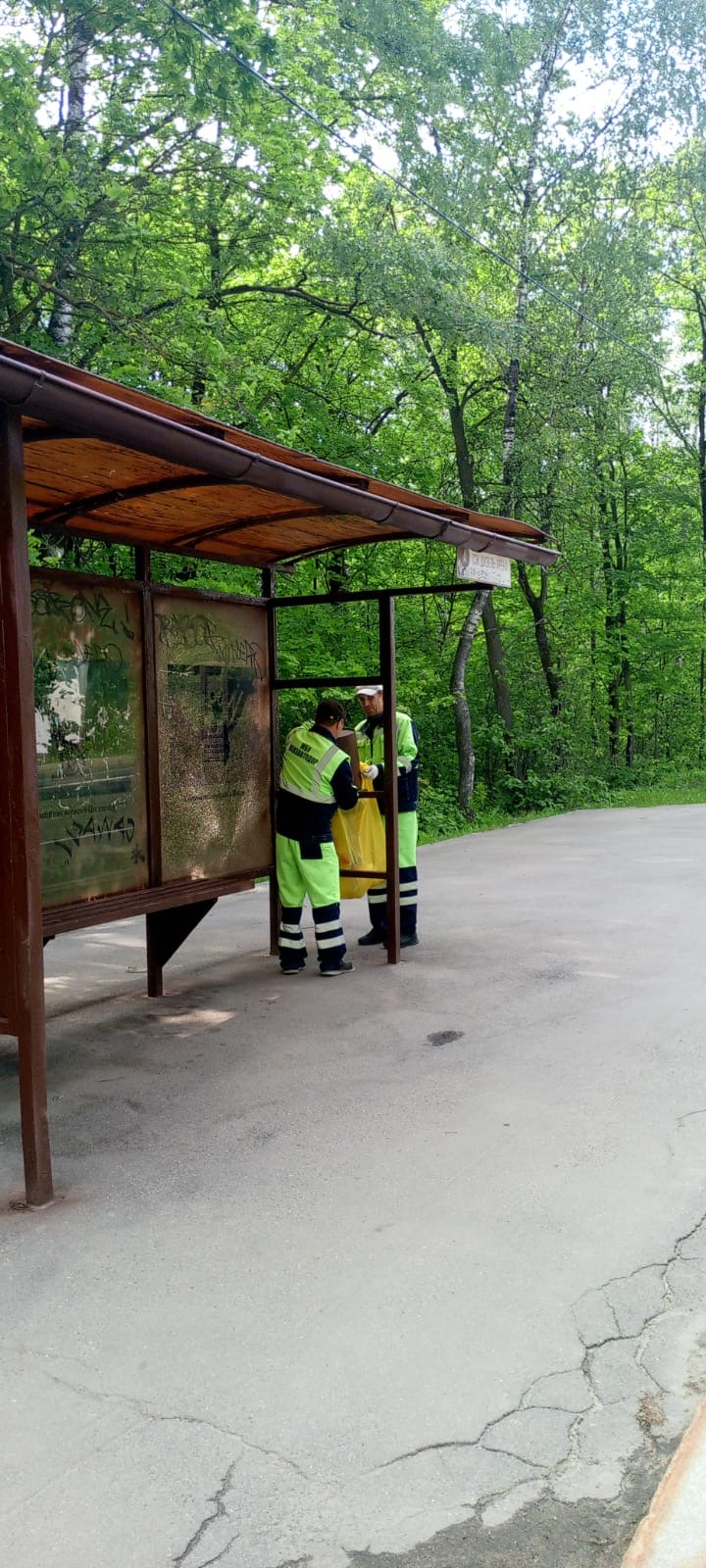 Уборка мусора на остановочных площадках по городу